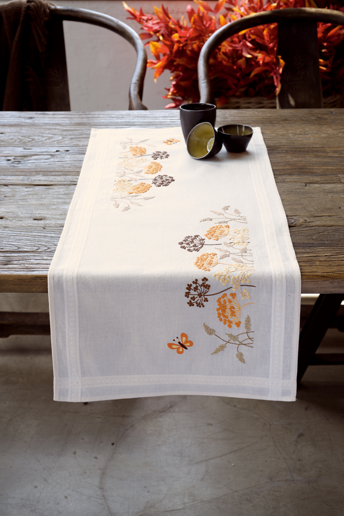 borduurpakket tafelloper oranje grassen met vlinder 40x100 cm pn-0148447