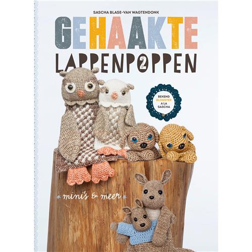 Gehaakte lappenpoppen. Deel 2 van het succesvolle boek Gehaakte lappenpoppen Met Gehaakte lappenpoppen 2 wordt de lappenpoppenfamilie uitgebreid met nieuwe lappenpoppen, mini-versies (voor de kleine handjes!) en kleertjes. Sascha Blase-Van Wagtendonk - bekend van haar blog A la Sascha - ontwierp in totaal 15 lappenpoppen om te haken. De haakpatronen worden stap voor stap uitgelegd, inclusief stappenfoto’s om een lappenpop in elkaar te zetten en informatie over verschillende haakgarens. De schattige foto’s brengen de lappenpoppen tot leven. Een leuk en origineel amigurumi haakboek!