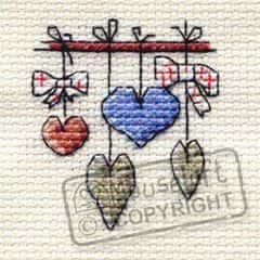 Mouseloft borduurpakketje Dangling Hearts 5 x 5 cm