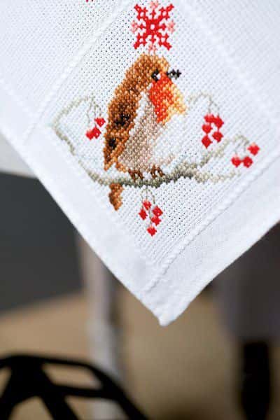 Vervaco borduurpakket tafelkleed Roodborstje met rode besjes PN-0157099