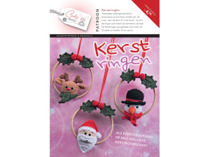CuteDutch - Patroonboekje Kerstringen - Hang deze schattige Kerstman, sneeuwpop en het lieve rendier aan de muur, aan de deur of in de boom. Je kunt de ringen ook haken als kerstwens, te leuk! De Kerstringen zijn gehaakt met Coral van Durable en worden 10 cm groot. Benodigdheden: • Diverse kleuren aan Durable Coral • Veiligheidsogen 5 mm • 20 cm rood lint 4 mm • Houten ring 10 cm • Haaknaald nr. 2 ½ • Lijmpistool • Vulling • Stekenmarkeerder • Naald