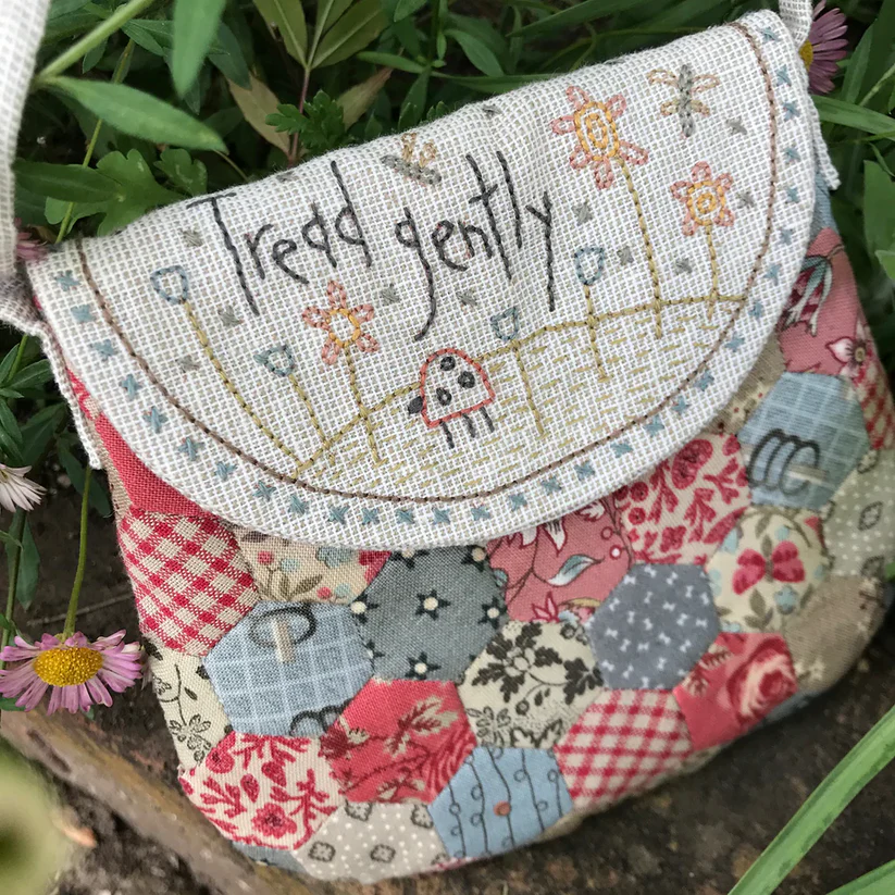 treadGently1_1024x1024_4c813e00-c9d0-43dd-b0bf-fb909b3207ef Quiltpatroon F087 Tread Gently Bag