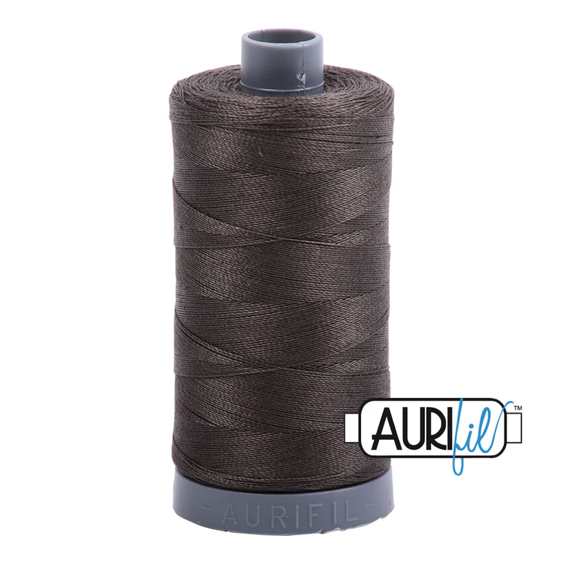MK28SC6-5013_c17d99c3-db43-4748-b9d6-eaf2bfa91033 Aurifil Cotton Mako 28 kleur 5013 ASPHALT 750 meter. - Afbeelding 1