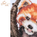 Lanarte PN-0206212 Borduurpakket met telpatroon - Snuggled in the Maple tree 23x34cm - Afbeelding 3