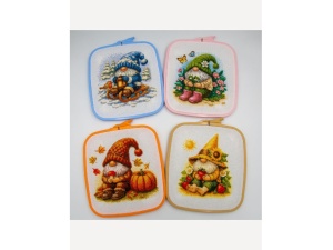 Borduurpakket Blossom Gnome – Aine, kruissteek 20 x 20 cm