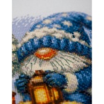 Borduurpakket Snowy Gnome – Aine, kruissteek 20 x 20 cm