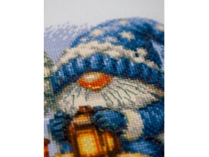 Borduurpakket Snowy Gnome – Aine, kruissteek 20 x 20 cm